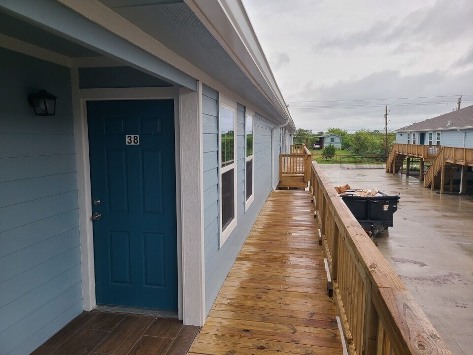 915 24th St in San Leon, TX - Building Photo