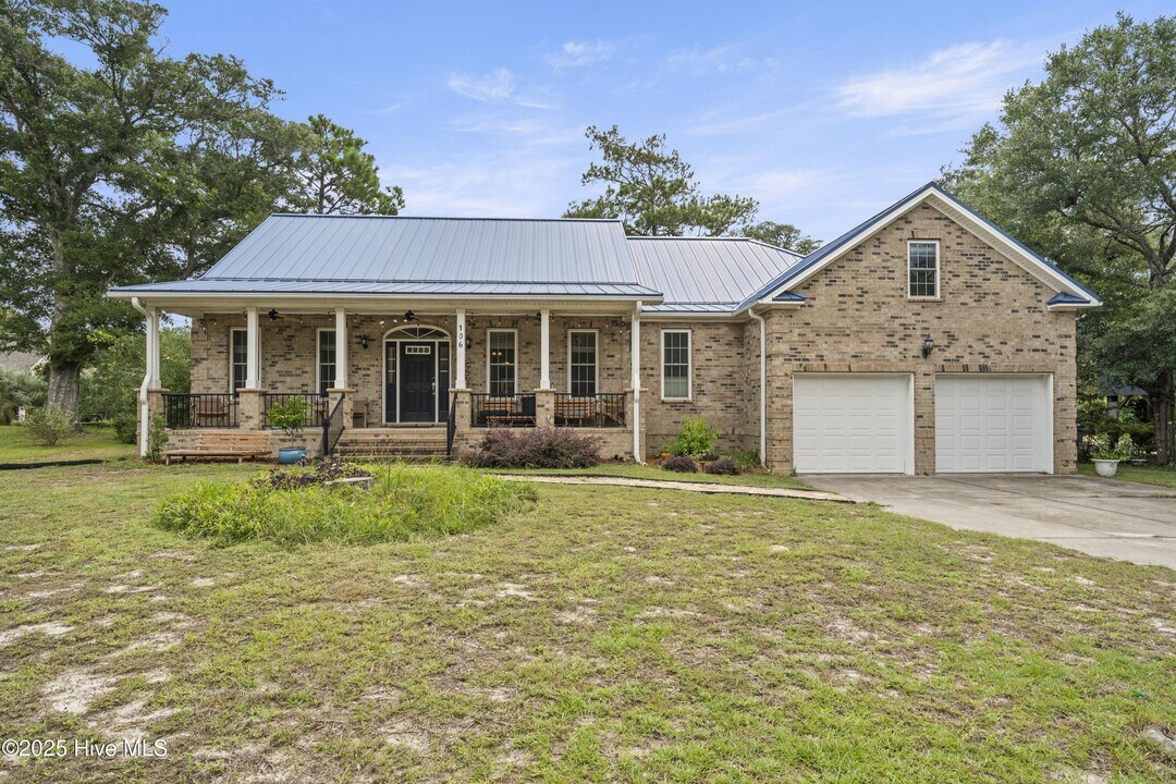 106 SE 1st St in Oak Island, NC - Building Photo