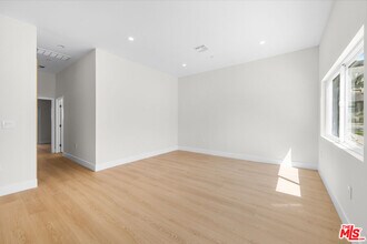 5129 Don Pio Dr in Los Angeles, CA - Building Photo - Building Photo