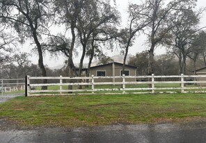 13600 Pino Ct in La Grange, CA - Building Photo