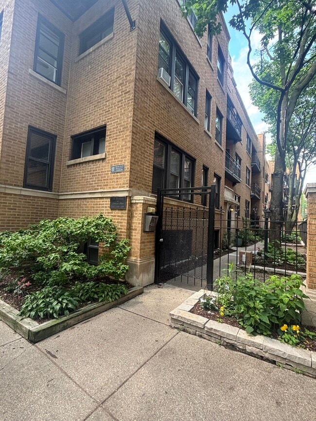 property at 816 W Lakeside Pl