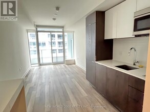27-427 Bathurst St in Toronto, ON - Building Photo - Building Photo