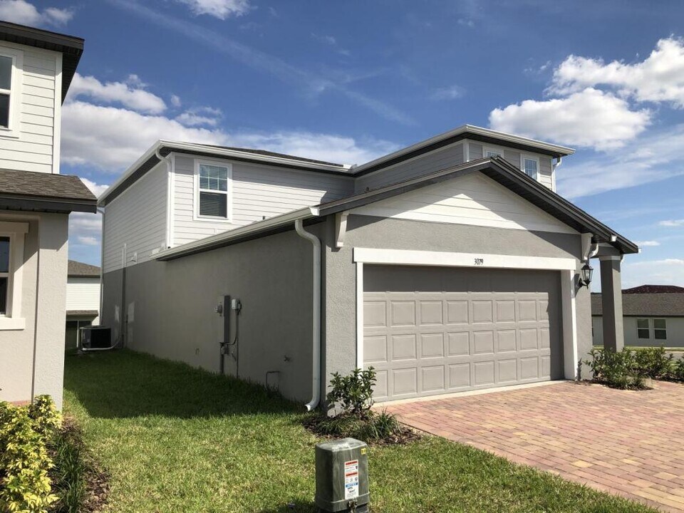 3079 Bella Vista Dr in Davenport, FL - Foto de edificio