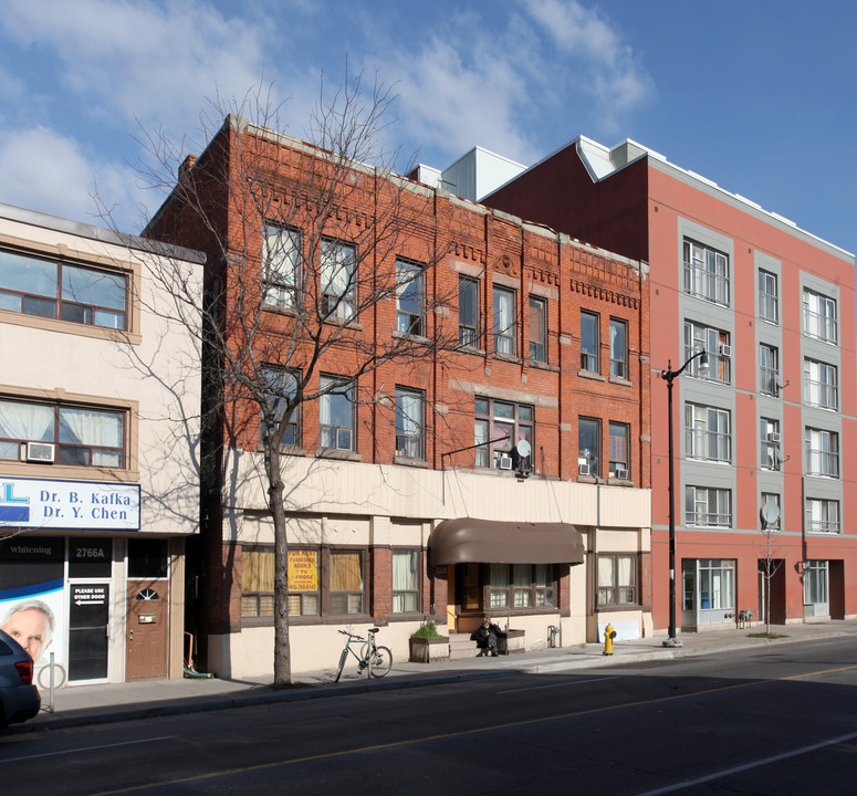 2762 Dundas St W in Toronto, ON - Building Photo