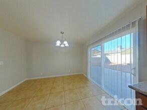 5426 Eastwick Cir in Las Vegas, NV - Foto de edificio - Building Photo