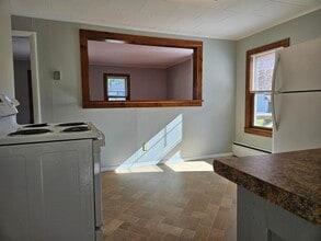 16 McKenzie Dr in Claremont, NH - Foto de edificio - Building Photo