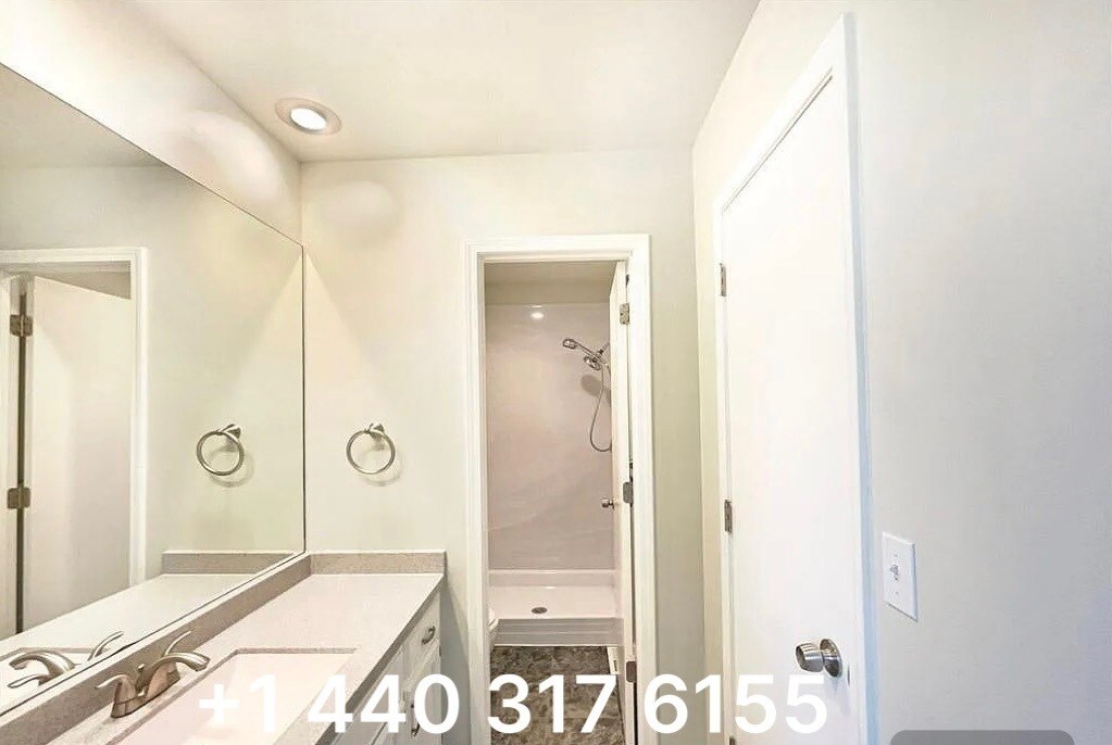2121 NE McKee Ln in Lee's Summit, MO - Building Photo