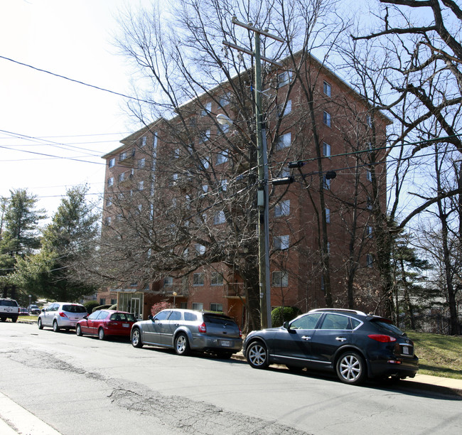 Lauren Towers Apartments in Arlington, VA - Building Photo - Building Photo