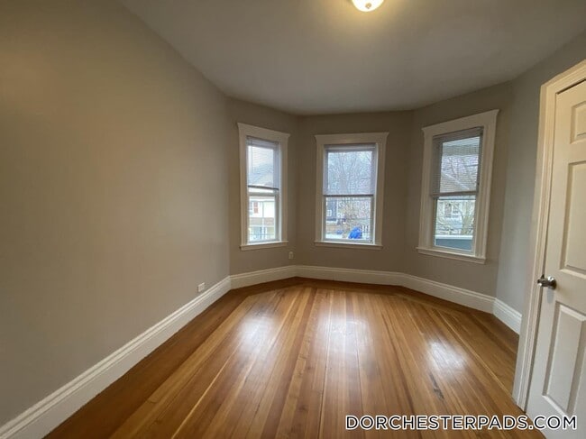 39 Harwood St, Unit 2 in Boston, MA - Foto de edificio - Building Photo