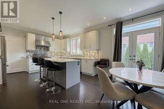 998 Wilbur Pipher Cir in Newmarket, ON - Building Photo - Building Photo