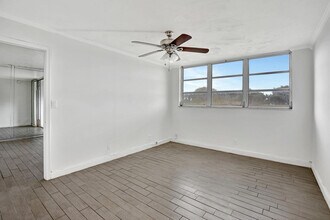 9400 N Hollybrook Lake Dr in Pembroke Pines, FL - Foto de edificio - Building Photo