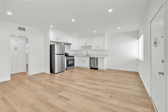 13018 Valleyheart Dr, Unit 4 in Los Angeles, CA - Building Photo - Building Photo
