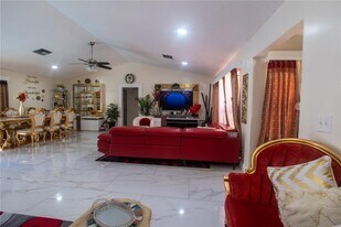 8521 NW 53rd St in Lauderhill, FL - Building Photo