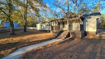 77 3rd St in Williston, SC - Building Photo