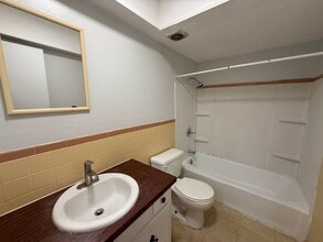 8136 Troost Ave in Kansas City, MO - Foto de edificio - Building Photo