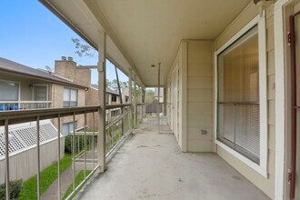 2100 Wilcrest Dr in Houston, TX - Foto de edificio - Building Photo