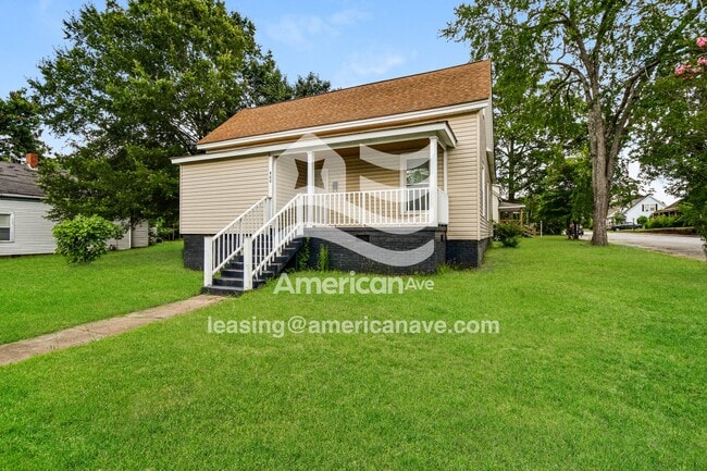 400 N Sloan St in Clinton, SC - Foto de edificio - Building Photo
