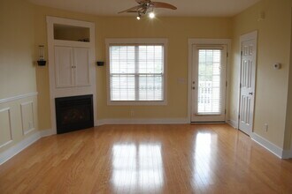 2302 Wrightsville Ave, Unit 203 in Wilmington, NC - Foto de edificio - Building Photo