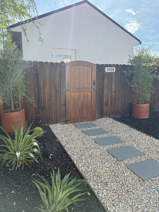 5918 Hinton Ave in Los Angeles, CA - Building Photo - Building Photo