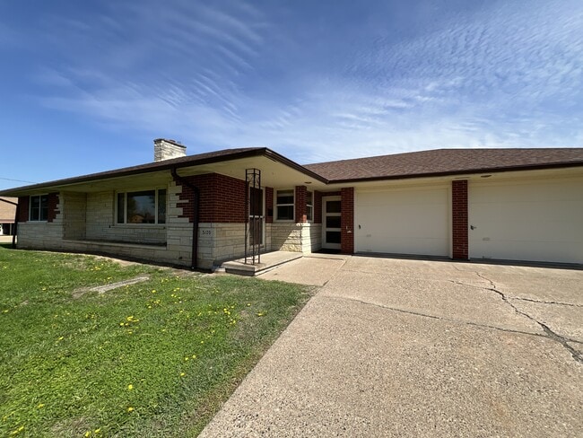 3170 Asbury Rd in Dubuque, IA - Building Photo - Building Photo