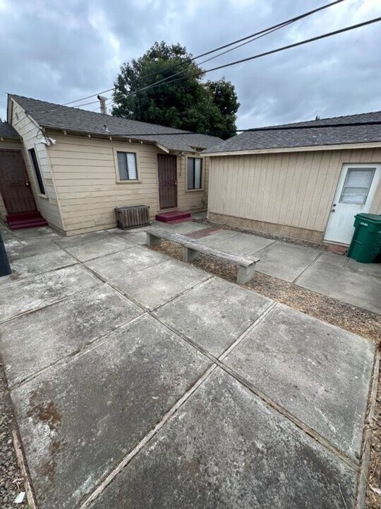 22835-22837 Watkins St in Hayward, CA - Building Photo