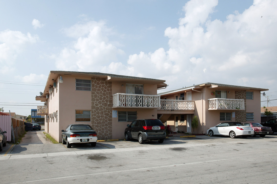 90 W 10th St in Hialeah, FL - Foto de edificio