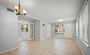 1277 Mayfair Rd in Jacksonville, FL - Foto de edificio - Building Photo