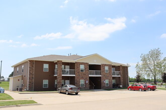 Villas at Fox Pointe in Knoxville, IA - Building Photo - Building Photo