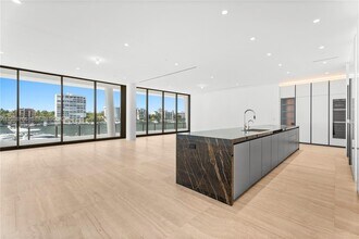 5 Grove Isle Dr, Unit 303 in Miami, FL - Foto de edificio - Building Photo