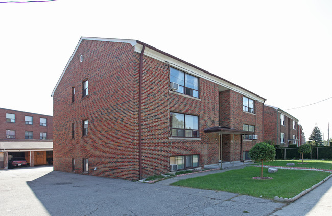 82 Trethewey Dr in Toronto, ON - Building Photo - Primary Photo