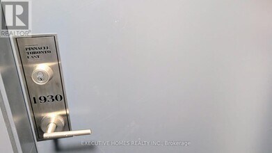 3270 Sheppard Ave E in Toronto, ON - Building Photo - Building Photo