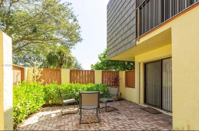 3102 SE Brook St in Stuart, FL - Building Photo - Building Photo