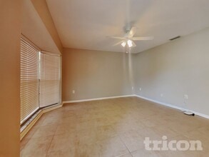 311 E Windhorst Rd in Brandon, FL - Foto de edificio - Building Photo