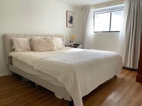 30 Kinross Rd, Unit 2 in Boston, MA - Foto de edificio - Building Photo