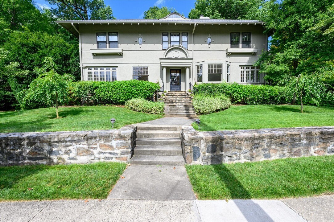 25 Highbrook Ave in Pelham, NY - Building Photo