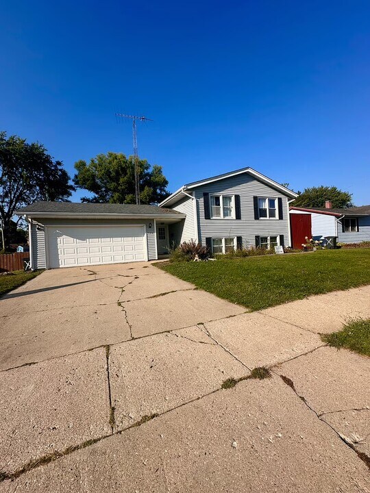 520 Bellwood Dr in Belvidere, IL - Building Photo