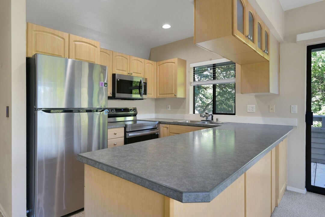 9009 Avondale Rd NE in Redmond, WA - Building Photo