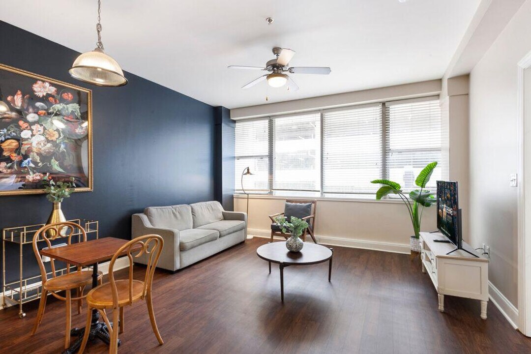925 Common St in New Orleans, LA - Building Photo