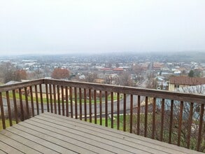 910 S Main St in Pendleton, OR - Foto de edificio - Building Photo