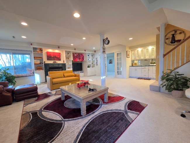 1025 Rosewood Dr in Carpentersville, IL - Foto de edificio - Building Photo