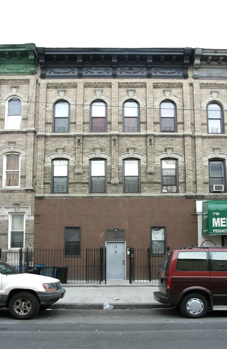 720 Knickerbocker Ave in Brooklyn, NY - Building Photo