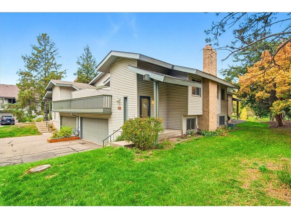 9523 Hartford Cir in Eden Prairie, MN - Building Photo