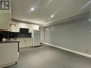1918 Iron Ct in North Vancouver, BC - Building Photo - Building Photo