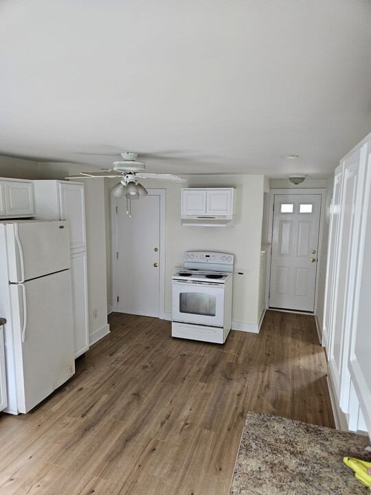 164-2 Bridgeport Ave, Unit 1st FL in Shelton, CT - Building Photo