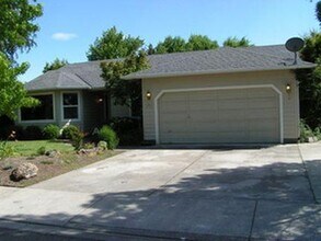 2111 Garden Valley Way in Grants Pass, OR - Building Photo - Building Photo