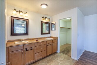8109 Sanibel Blvd in Ft. Myers, FL - Foto de edificio - Building Photo