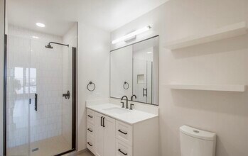 1211 Van St SE, Unit 405 in Washington, DC - Foto de edificio - Building Photo