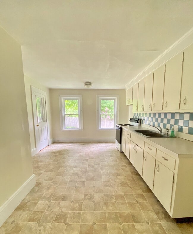 147 Union St, Unit 1F in East Bridgewater, MA - Foto de edificio - Building Photo