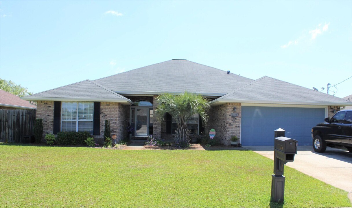 2176 Bromly Dr in Navarre, FL - Building Photo