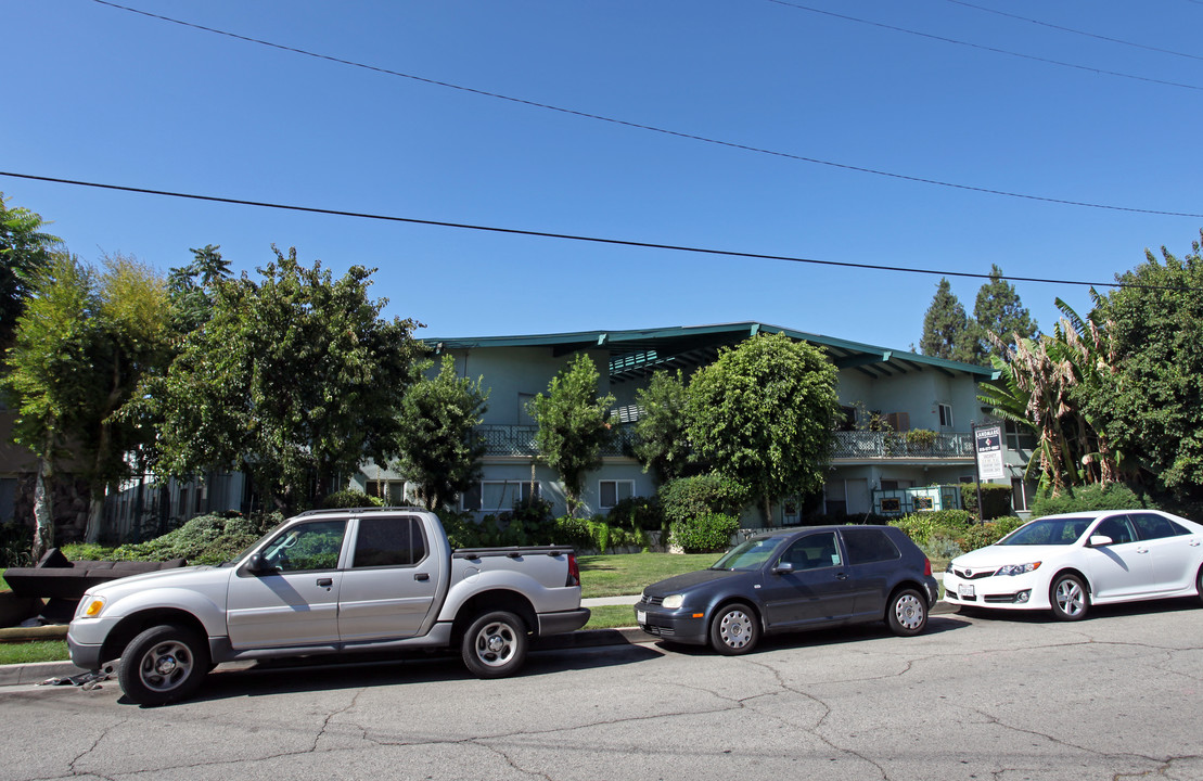 18552 Clark St in Tarzana, CA - Foto de edificio